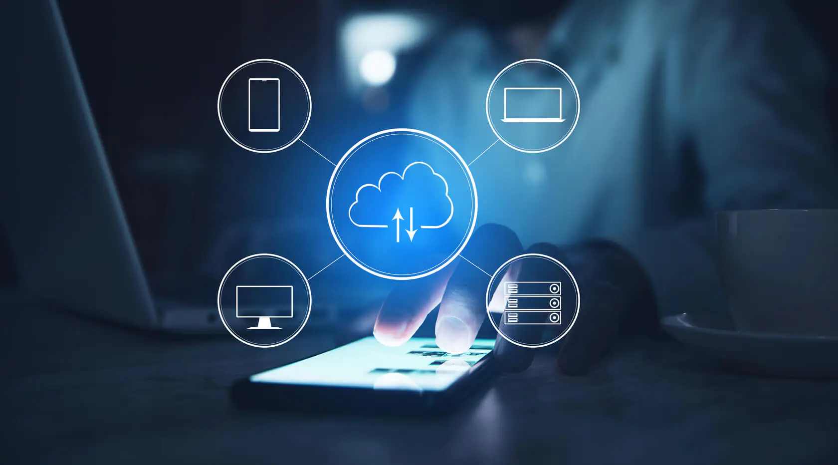 Smartphone com ícones representando armazenamento na nuvem, conectividade e tecnologia.