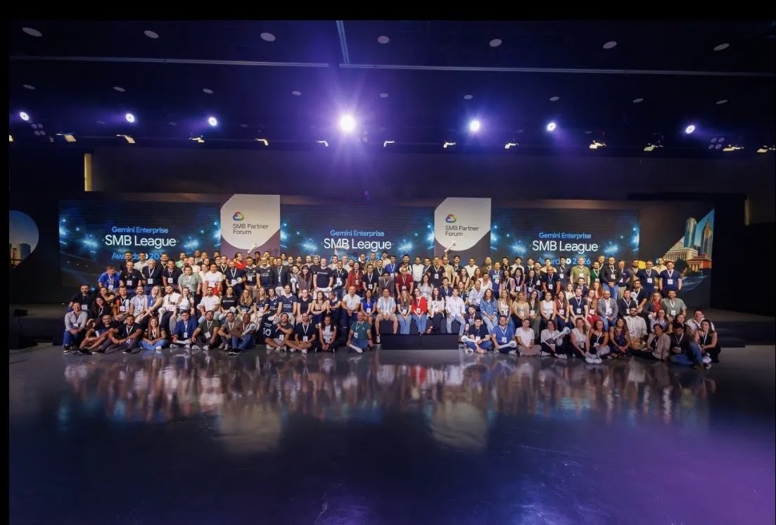 foto em plano aberto com várias pessoas participantes do SMB Partner Forum referente a premiação do Gemini Enterprise