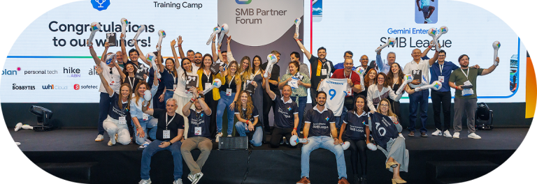 Parceiros do google comemorando a conquista do SMB League do Gemini Enterprise batendo palmas e sorrindo em um fundo com slides sobre SMB League