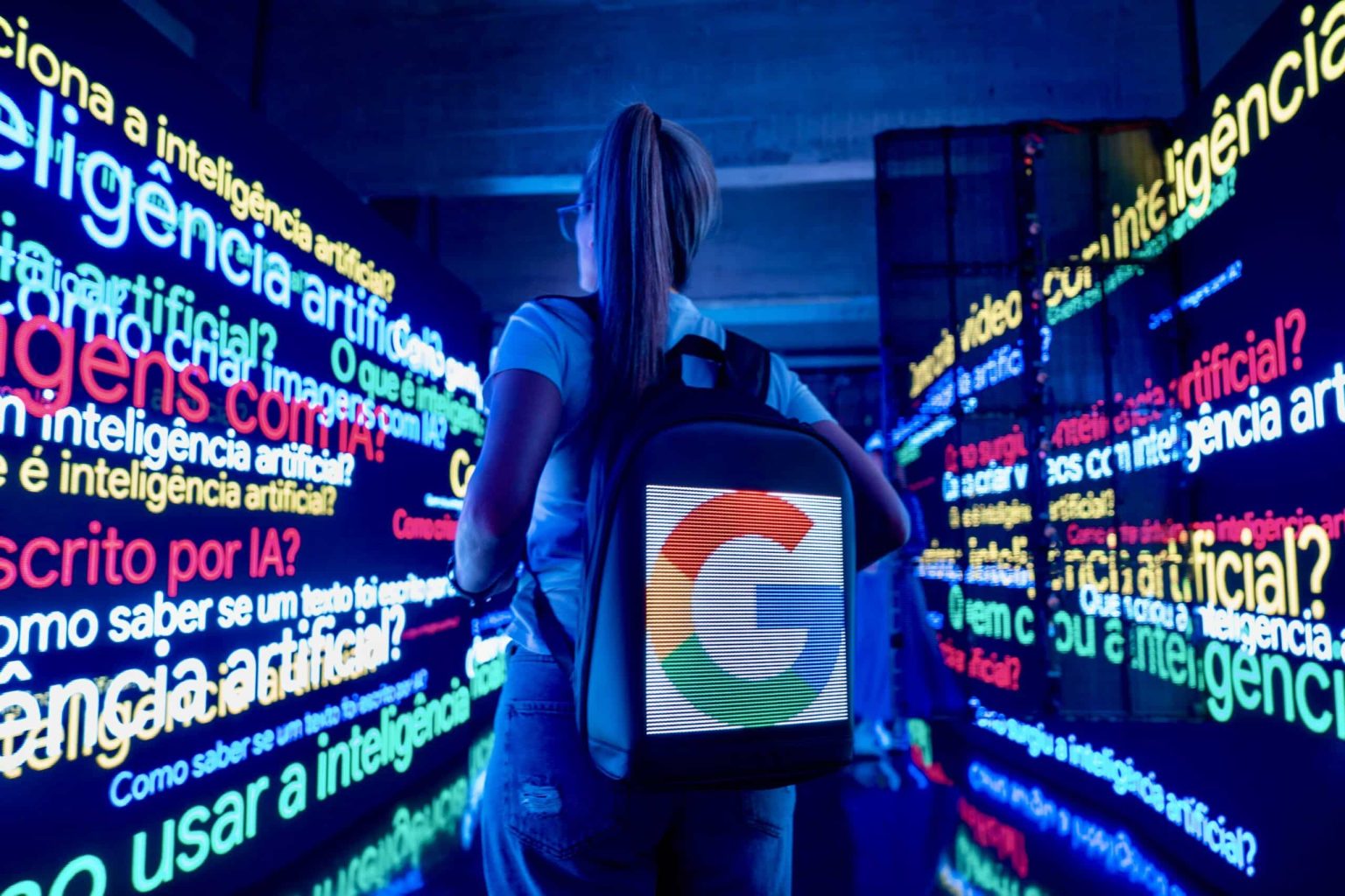 mulher em um tunel com várias escritas sobre novidades google com uma mochila sendo repletida a logo do google